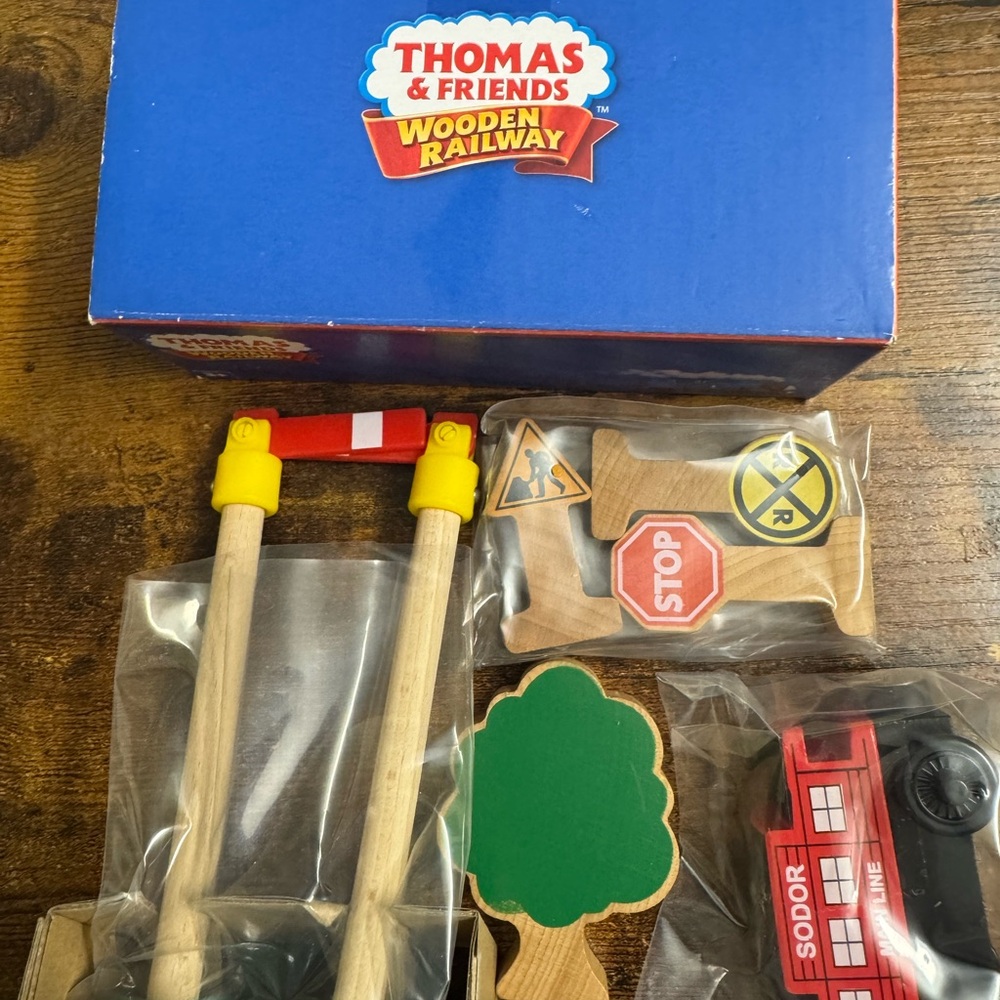 🚂🚂NIB Thomas & Friends Wooden Railway Set with Red Train and Green Tree🚂🚂